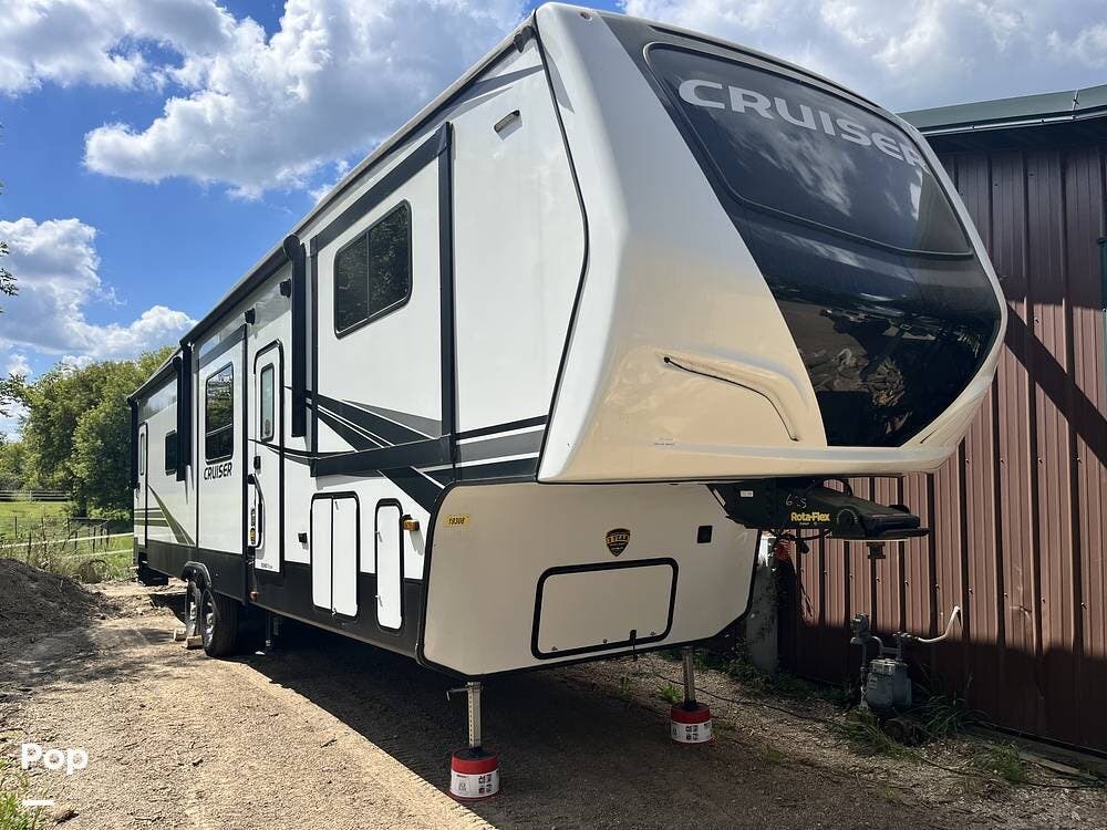2021 CrossRoads Cruiser 3841FL - Used Fifth Wheel For Sale by Pop RVs in Hartford, Wisconsin features Air Conditioning, Awning, Slideout, Leveling Jacks