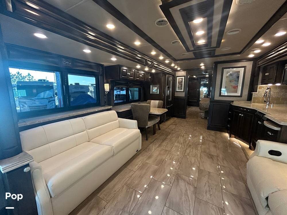 2018  Tiffin 40 IH - Used Diesel Pusher For Sale by Pop RVs in Ocala, Florida features Air Conditioning, Generator, Slideout, Awning