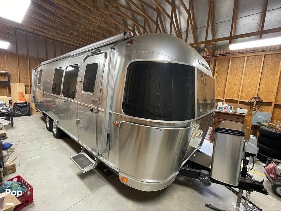 2017 Airstream International Signature 28RB - Used Travel Trailer For Sale by Pop RVs in Kathleen, Georgia features Air Conditioning, Awning