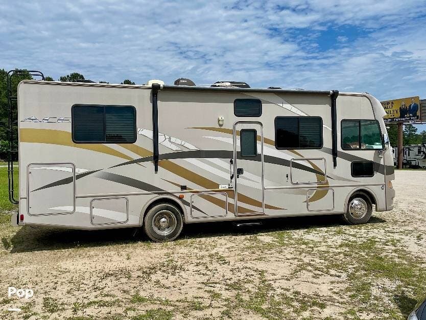 2014 Thor Motor Coach A.C.E. 29.2 - Used Class A For Sale by Pop RVs in Longs, South Carolina features Leveling Jacks, Generator, Awning, Air Conditioning, Slideout