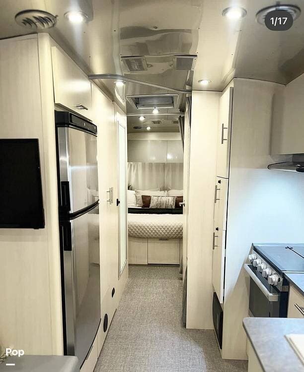 2022 Airstream Flying Cloud 27FB Queen - Used Travel Trailer For Sale by Pop RVs in Great Falls, Montana features Awning, Air Conditioning