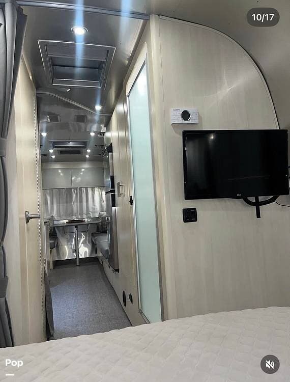 2022 Flying Cloud 27FB Queen by Airstream from Pop RVs in Great Falls, Montana