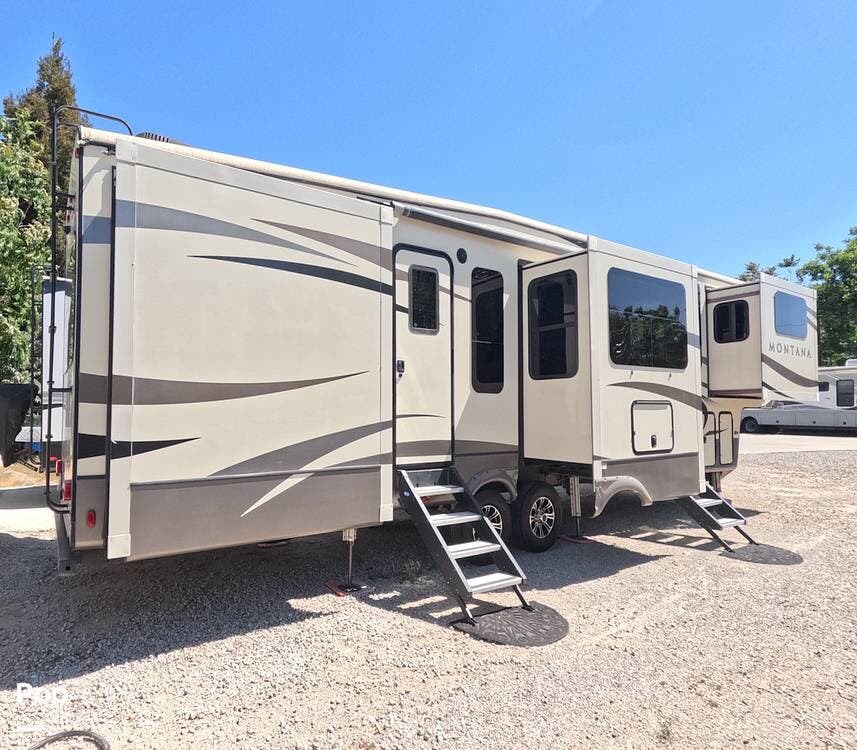 2018 Montana 3730FL by Keystone from Pop RVs in Simi Valley, California