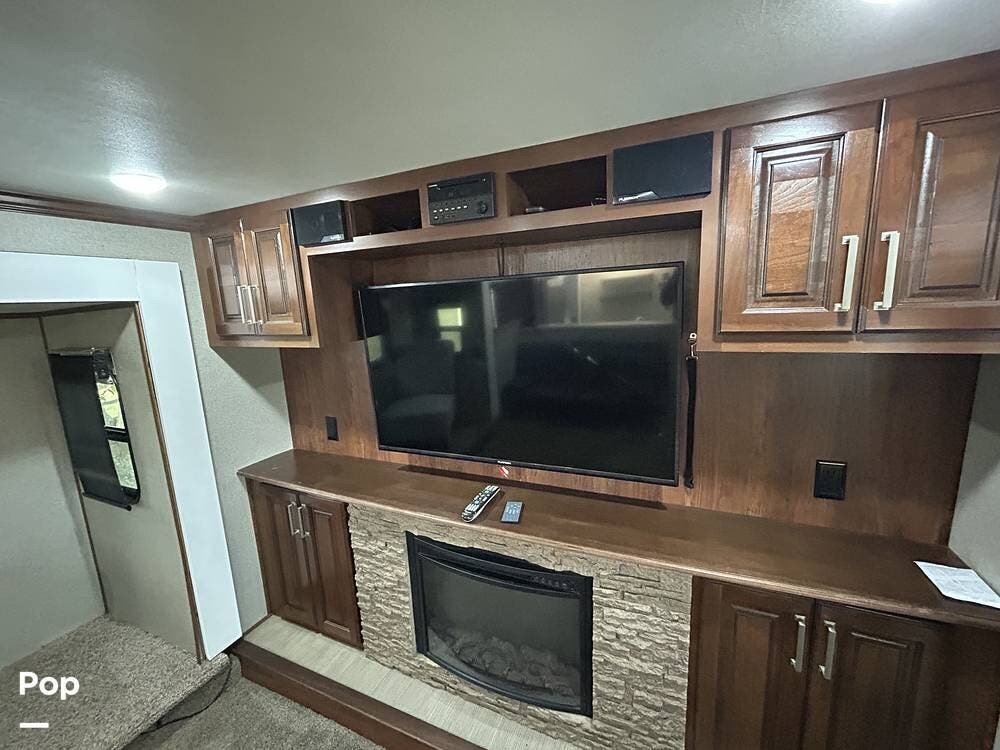 Used 2017 Keystone Alpine 3660FL available in Maypearl, Texas