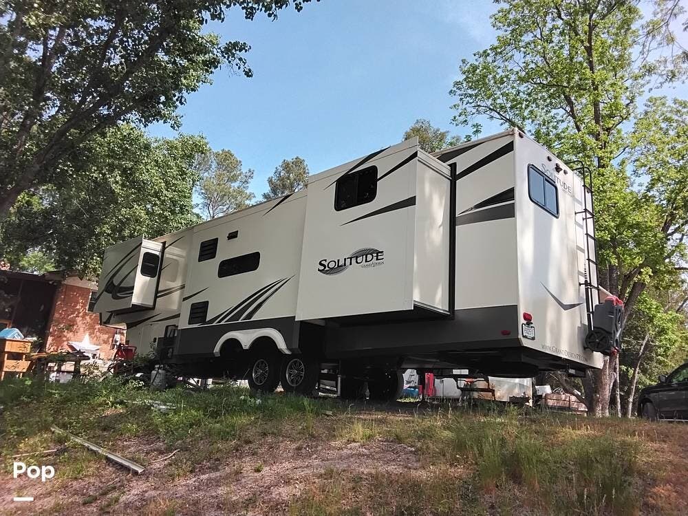 2020  Grand Design 3950 BH - Used Fifth Wheel For Sale by Pop RVs in Clearwater, South Carolina features Leveling Jacks, Slideout, Awning, Air Conditioning