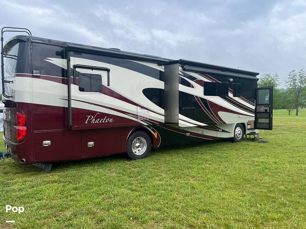 2014 Tiffin Phaeton 36GH - Used Diesel Pusher For Sale by Pop RVs in Charlotte, North Carolina features Slideout