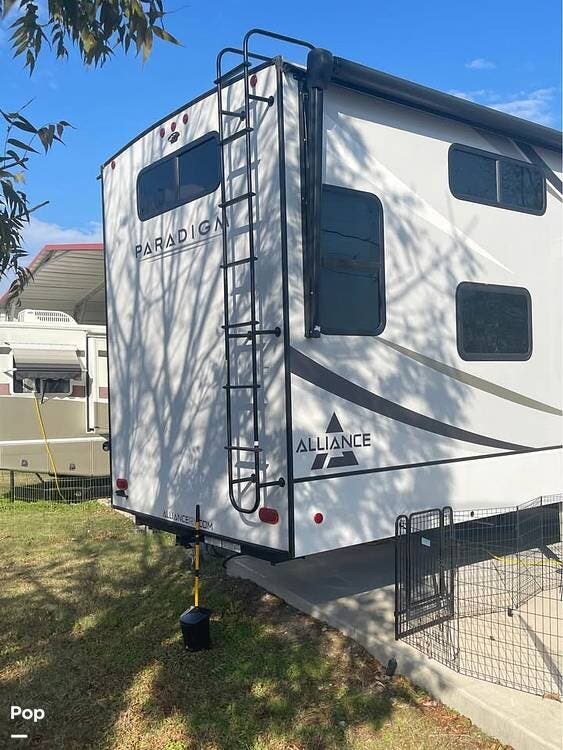 2023 Alliance RV Paradigm 395DS - Used Fifth Wheel For Sale by Pop RVs in Fort Worth, Texas features Slideout