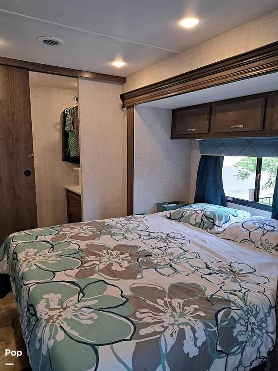 2022 Gulf Stream Conquest 6250 - Used Class C For Sale by Pop RVs in Norman, Oklahoma features Generator, Leveling Jacks, Air Conditioning, Slideout, Awning