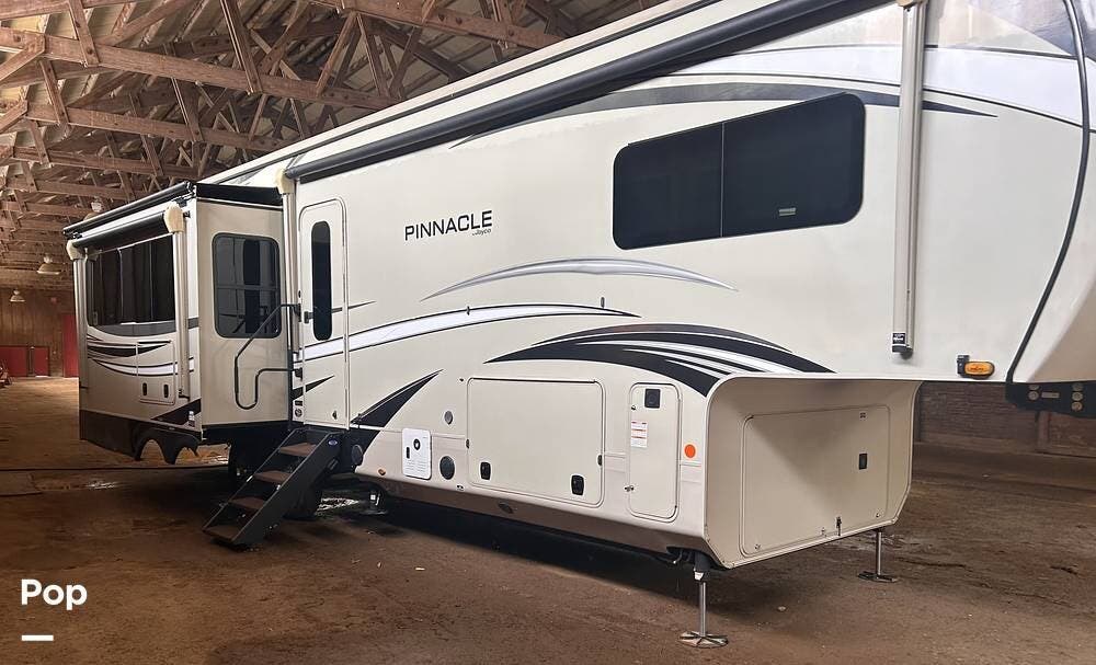 2021 Jayco Pinnacle 36SWSS - Used Fifth Wheel For Sale by Pop RVs in Bell Buckle, Tennessee features Leveling Jacks, Air Conditioning, Slideout, Awning