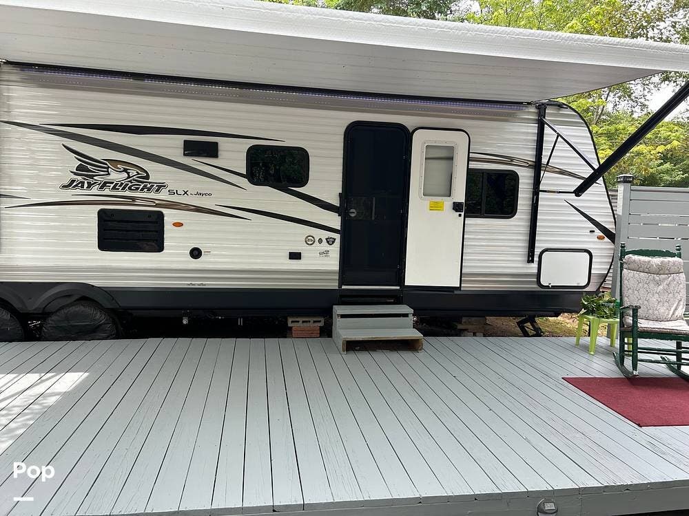 2018 Jayco Jay Flight SLX 324BDS - Used Travel Trailer For Sale by Pop RVs in Solon Springs, Wisconsin features Leveling Jacks, Awning, Air Conditioning, Slideout
