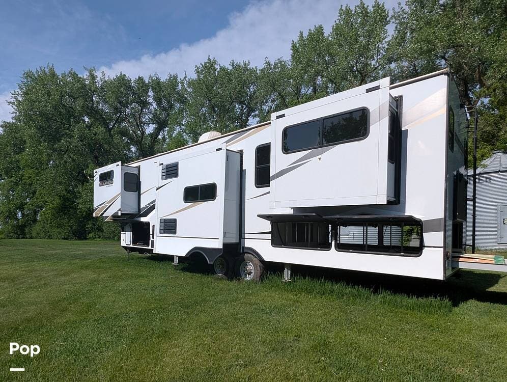 2021 Alliance RV Paradigm 365RD - Used Fifth Wheel For Sale by Pop RVs in Wahpeton, North Dakota features Leveling Jacks, Air Conditioning, Slideout, Awning