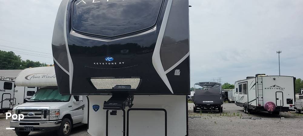 2024 Keystone Alpine 3700FL - Used Fifth Wheel For Sale by Pop RVs in Knoxville, Tennessee features Awning, Slideout, Air Conditioning