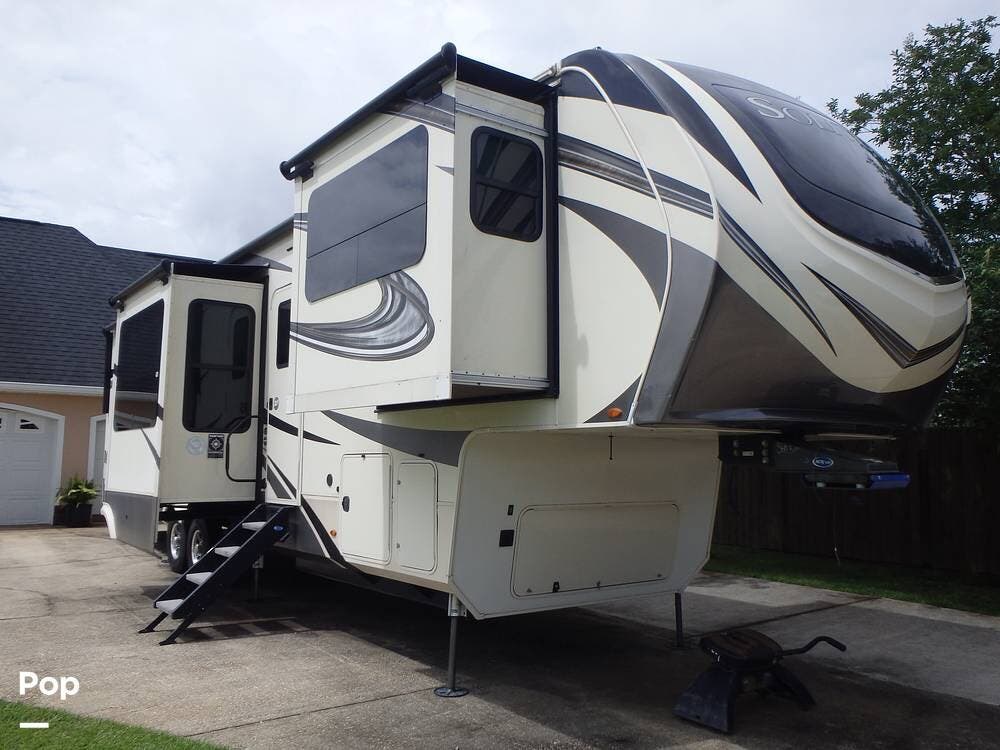 2021 Grand Design Solitude 380FL-R - Used Fifth Wheel For Sale by Pop RVs in Irvington, Alabama features Leveling Jacks, Air Conditioning, Awning, Slideout