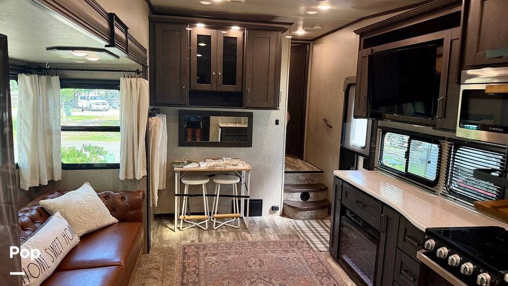 2021 Grand Design Reflection 28BH - Used Fifth Wheel For Sale by Pop RVs in Conroe, Texas features Slideout, Leveling Jacks, Awning, Air Conditioning