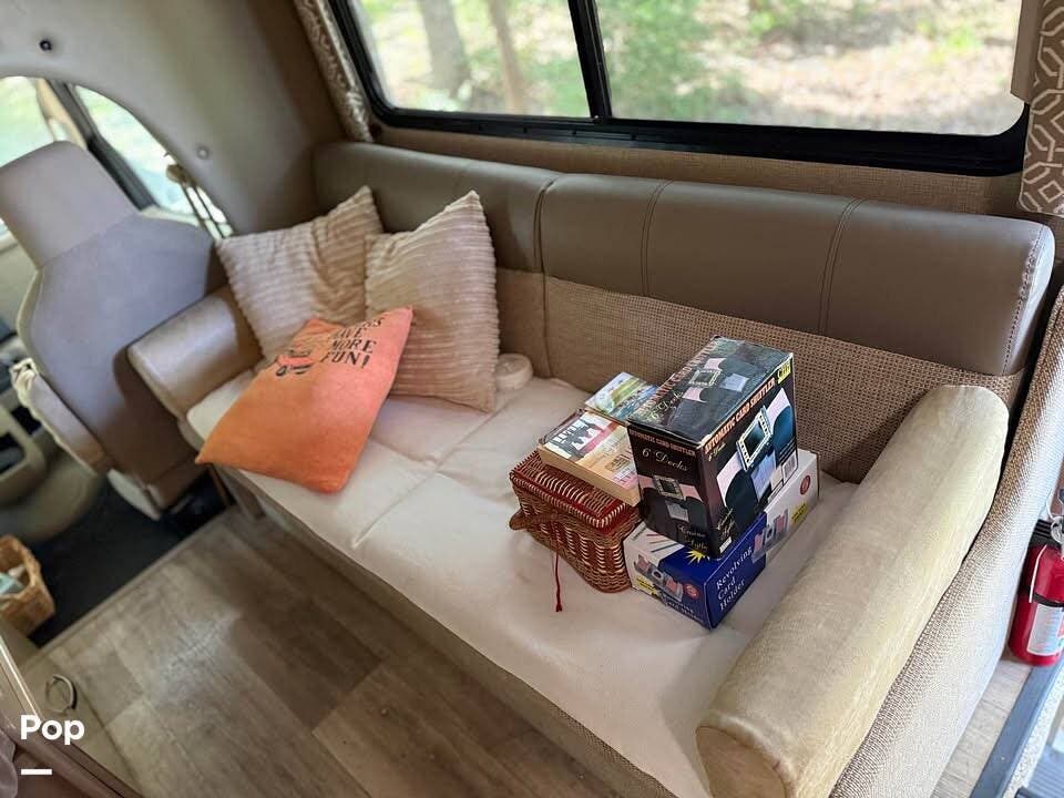 2018 Thor Motor Coach Freedom Elite 26HE - Used Class C For Sale by Pop RVs in Fairfield, Texas features Slideout