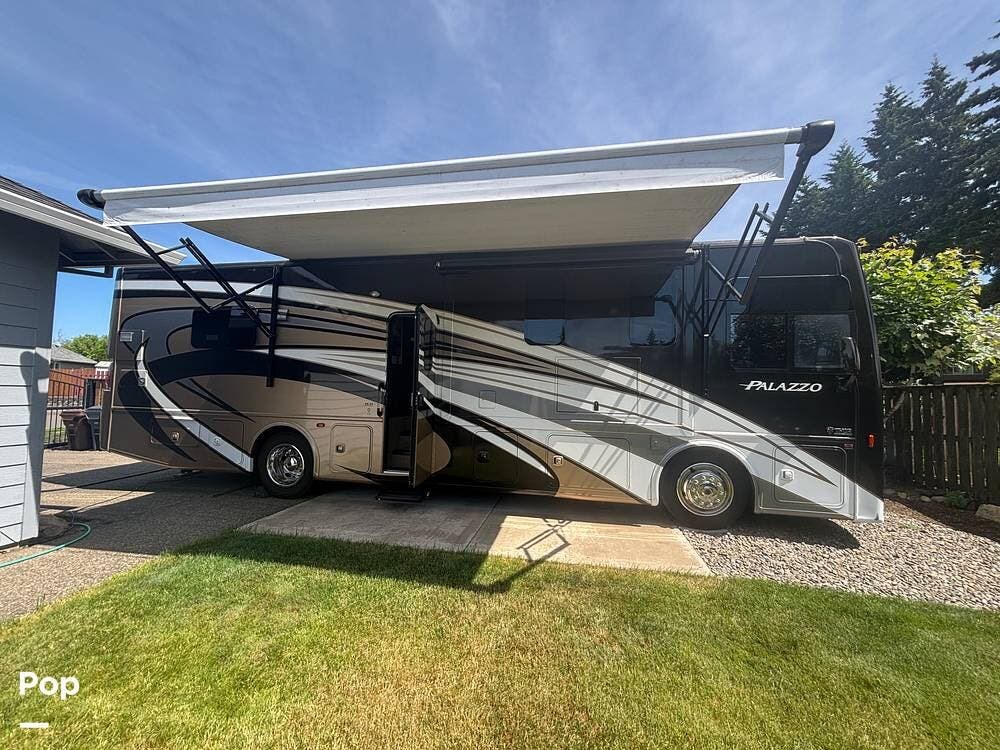 2017 Thor Motor Coach Palazzo 33.4 - Used Diesel Pusher For Sale by Pop RVs in Oregon City, Oregon features Slideout, Air Conditioning, Awning, Generator, Leveling Jacks