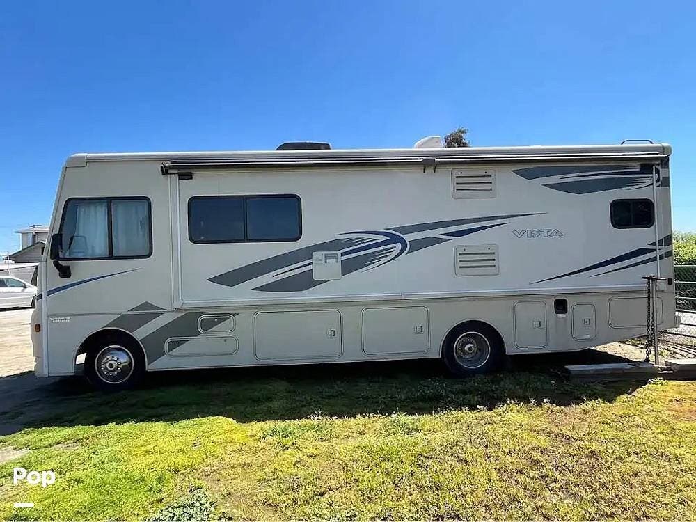 2017 Winnebago Vista 29VE - Used Class A For Sale by Pop RVs in Visalia, California features Awning, Air Conditioning, Generator, Leveling Jacks, Slideout