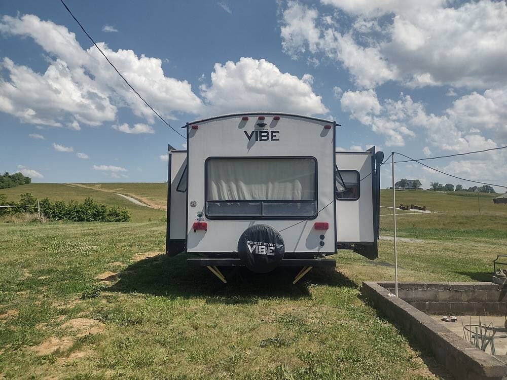 2018 Forest River Vibe 288RLS - Used Travel Trailer For Sale by Pop RVs in Greeneville, Tennessee features Slideout