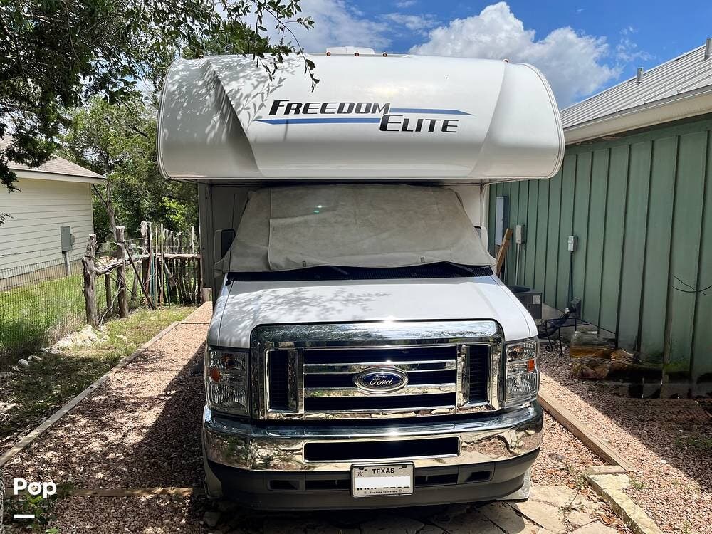 2021 Thor Motor Coach Freedom Elite 23H - Used Class C For Sale by Pop RVs in Canyon Lake, Texas features Air Conditioning, Generator, Awning
