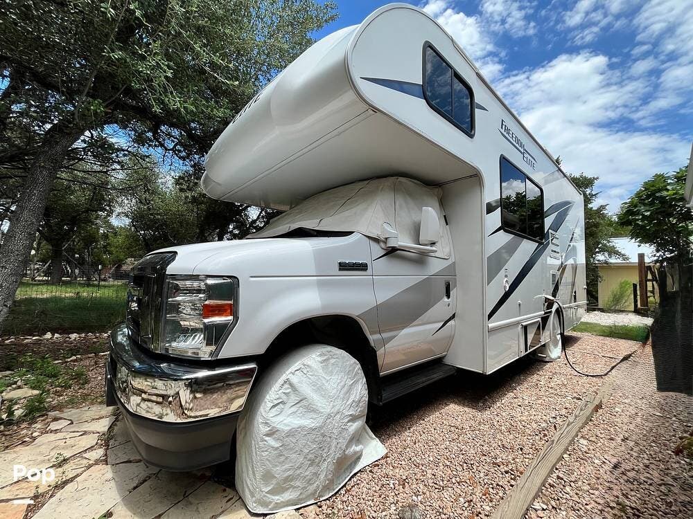 2021 Thor Motor Coach Freedom Elite 23H - Used Class C For Sale by Pop RVs in Canyon Lake, Texas features Awning, Generator, Air Conditioning