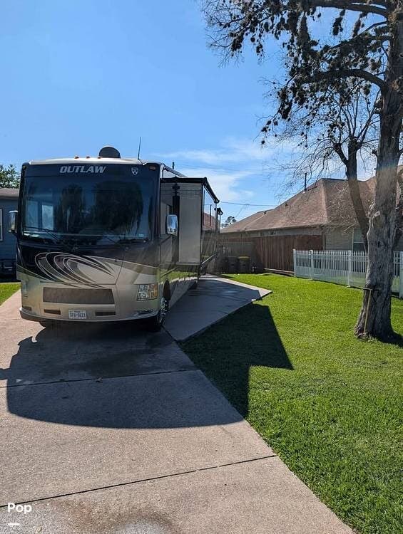 2016 Thor Motor Coach Outlaw 38RE - Used Class A For Sale by Pop RVs in Pasadena, Texas features Slideout