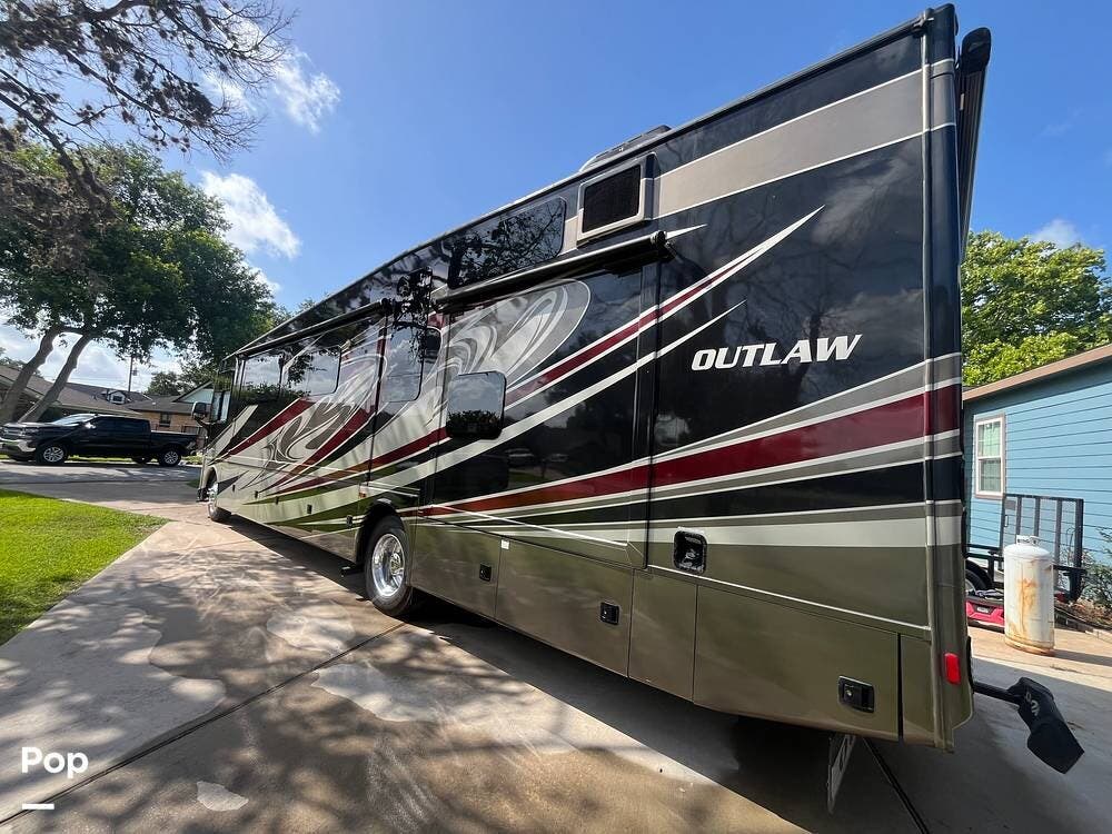 2016 Outlaw 38RE by Thor Motor Coach from Pop RVs in Pasadena, Texas