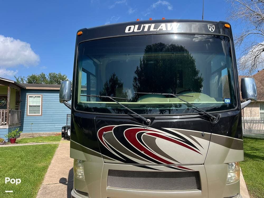 2016 Thor Motor Coach Outlaw 38RE - Used Class A For Sale by Pop RVs in Pasadena, Texas features Leveling Jacks, Air Conditioning, Generator, Awning, Slideout