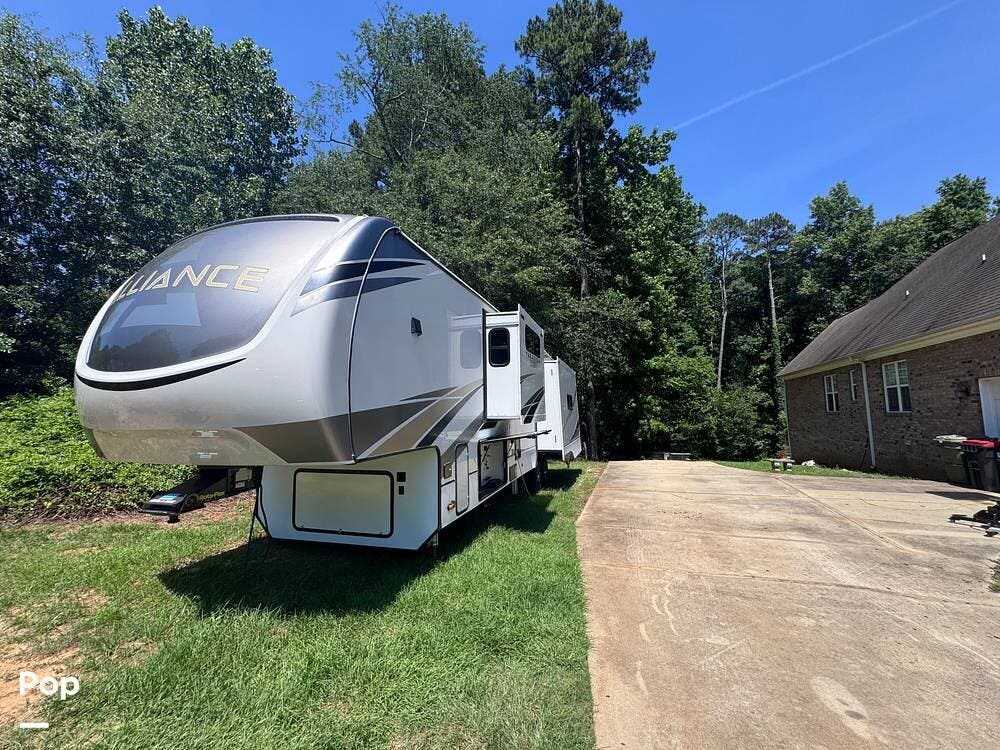 2021 Alliance RV Paradigm 370FB - Used Fifth Wheel For Sale by Pop RVs in Rockingham, North Carolina features Slideout, Leveling Jacks, Air Conditioning, Awning