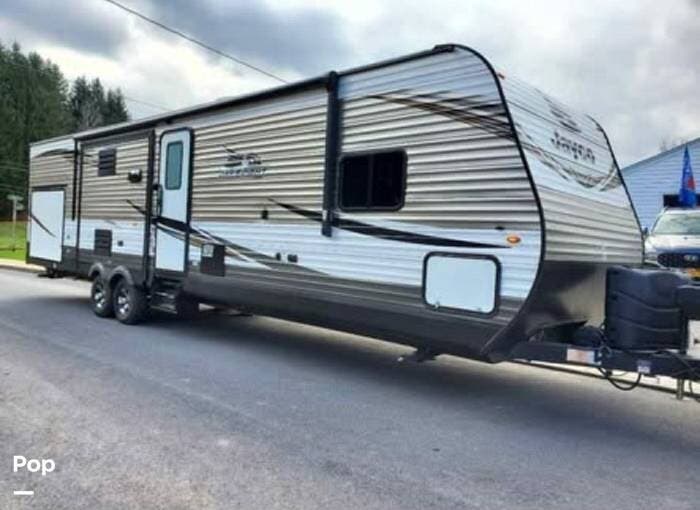 2019 Jayco Jay Flight 33RBTS - Used Travel Trailer For Sale by Pop RVs in Stamford, New York features Air Conditioning, Awning, Slideout, Leveling Jacks