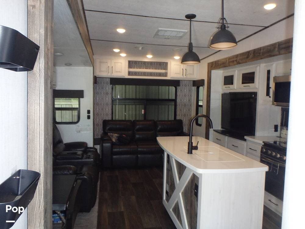 2021 Heartland Bighorn Traveler 39MB - Used Fifth Wheel For Sale by Pop RVs in Bay Minette, Alabama features Slideout, Leveling Jacks, Awning, Air Conditioning