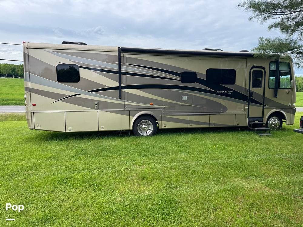2016 Newmar Bay Star 3518 - Used Class A For Sale by Pop RVs in Pittsfield, Maine features Awning, Air Conditioning, Leveling Jacks, Slideout, Generator