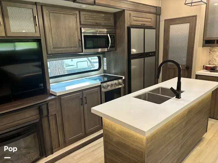 2021 Grand Design Solitude 3550BH - Used Fifth Wheel For Sale by Pop RVs in Waynesboro, Virginia features Air Conditioning, Slideout