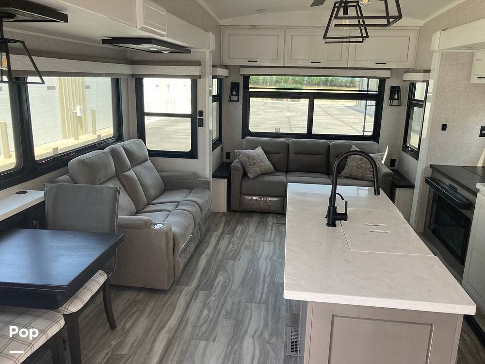 2024 Jayco Pinnacle 36FBTS - Used Fifth Wheel For Sale by Pop RVs in Boise, Idaho features Awning, Leveling Jacks, Slideout, Air Conditioning