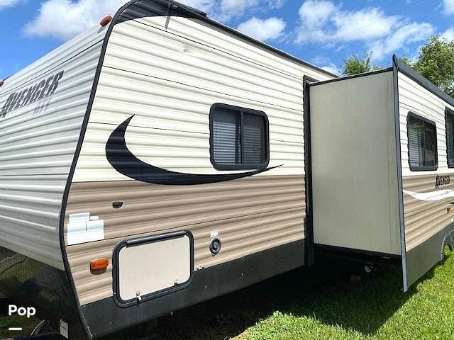 2016 Prime Time Avenger 27BBS - Used Travel Trailer For Sale by Pop RVs in Corpus Christi, Texas features Slideout, Air Conditioning, Awning, Leveling Jacks