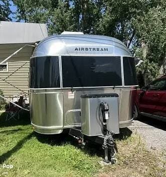 2022 Airstream Flying Cloud 25FB TWIN - Used Travel Trailer For Sale by Pop RVs in Frankfort, New York features Leveling Jacks, Awning, Air Conditioning
