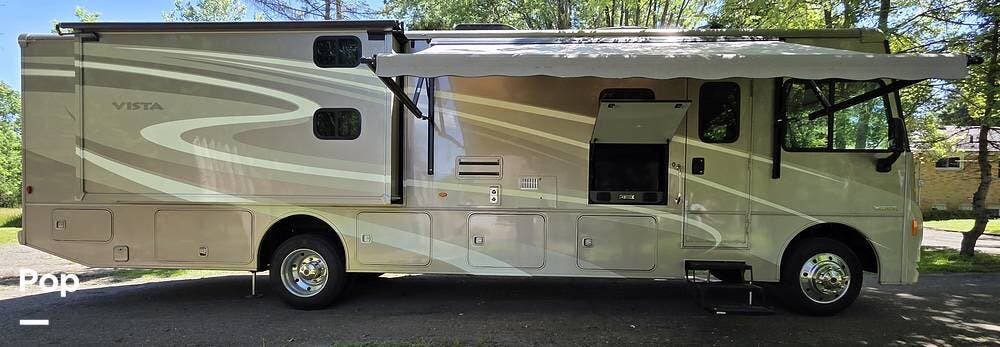 2015 Winnebago Vista 35B - Used Class A For Sale by Pop RVs in Oakwood, Ohio features Generator, Awning, Slideout, Air Conditioning, Leveling Jacks