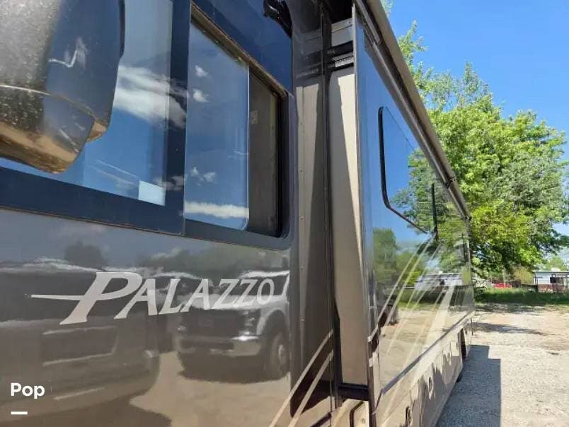 2016 Thor Motor Coach Palazzo 36.1 - Used Diesel Pusher For Sale by Pop RVs in Noblesville, Indiana features Slideout