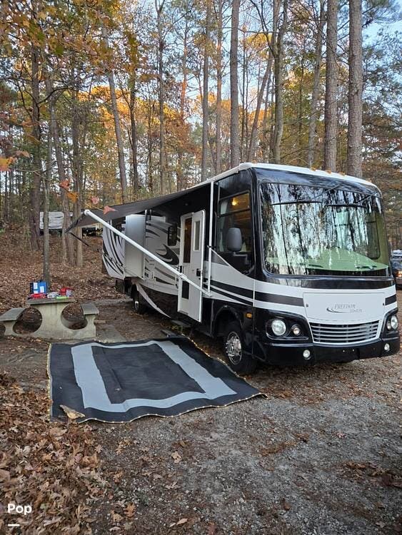 2009 Freedom Vision (by Coachmen) 3540DS - Used Class A For Sale by Pop RVs in Winder, Georgia features Slideout