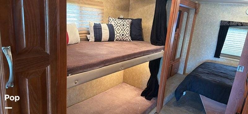 2009 Coachmen Freedom Vision 3540DS - Used Class A For Sale by Pop RVs in Winder, Georgia features Slideout, Generator, Air Conditioning