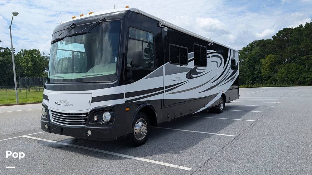 2009 Coachmen Freedom Vision 3540DS - Used Class A For Sale by Pop RVs in Winder, Georgia features Generator, Awning, Air Conditioning, Slideout