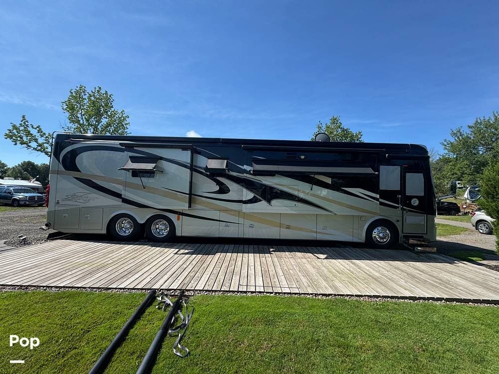 2011 Tiffin Zephyr 45QBZ - Used Diesel Pusher For Sale by Pop RVs in Bushnell, Florida features Generator, Awning, Leveling Jacks, Slideout, Air Conditioning