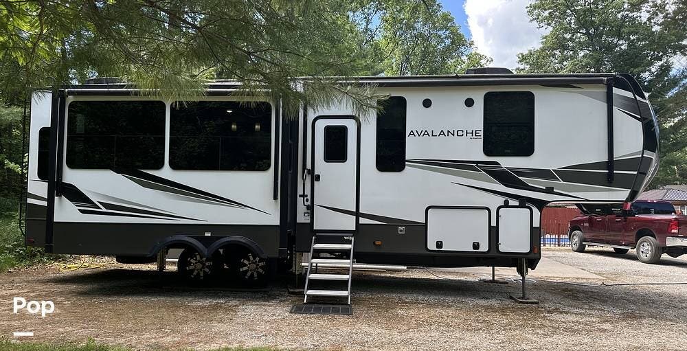 2020 Keystone Avalanche 313RS - Used Fifth Wheel For Sale by Pop RVs in Harrison, Michigan features Air Conditioning, Leveling Jacks, Slideout, Awning