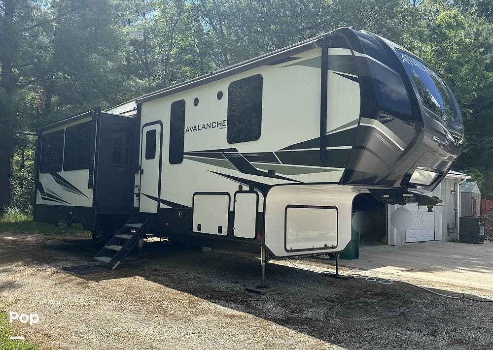 2020 Keystone Avalanche 313RS - Used Fifth Wheel For Sale by Pop RVs in Harrison, Michigan features Air Conditioning, Slideout, Awning, Leveling Jacks