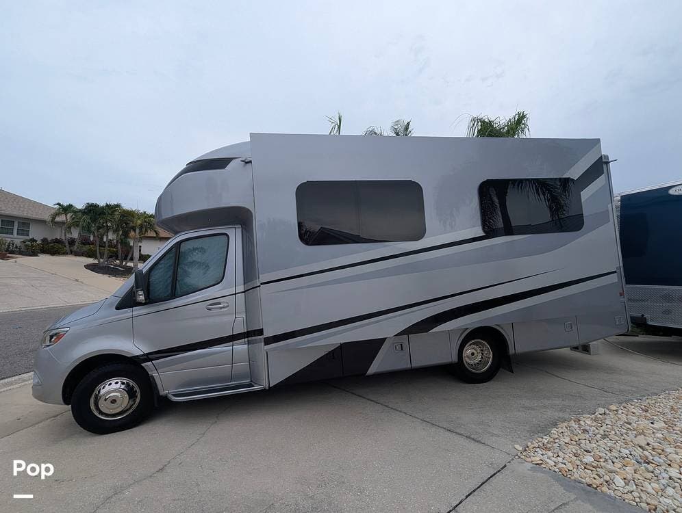 2020 Tiffin Wayfarer 25RW - Used Class C For Sale by Pop RVs in Apollo Beach, Florida features Awning, Air Conditioning, Generator, Leveling Jacks, Slideout