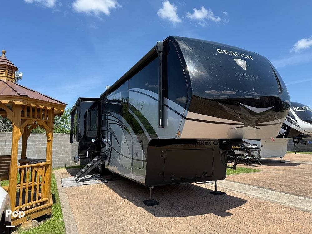 2022 Vanleigh Beacon 39GBB - Used Fifth Wheel For Sale by Pop RVs in Sarasota, Florida features Slideout