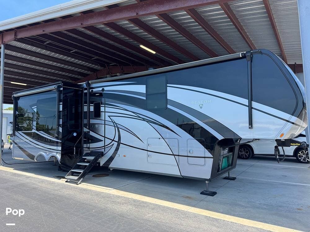 2022 Vanleigh Beacon 39GBB - Used Fifth Wheel For Sale by Pop RVs in Sarasota, Florida features Air Conditioning, Leveling Jacks, Slideout, Generator, Awning
