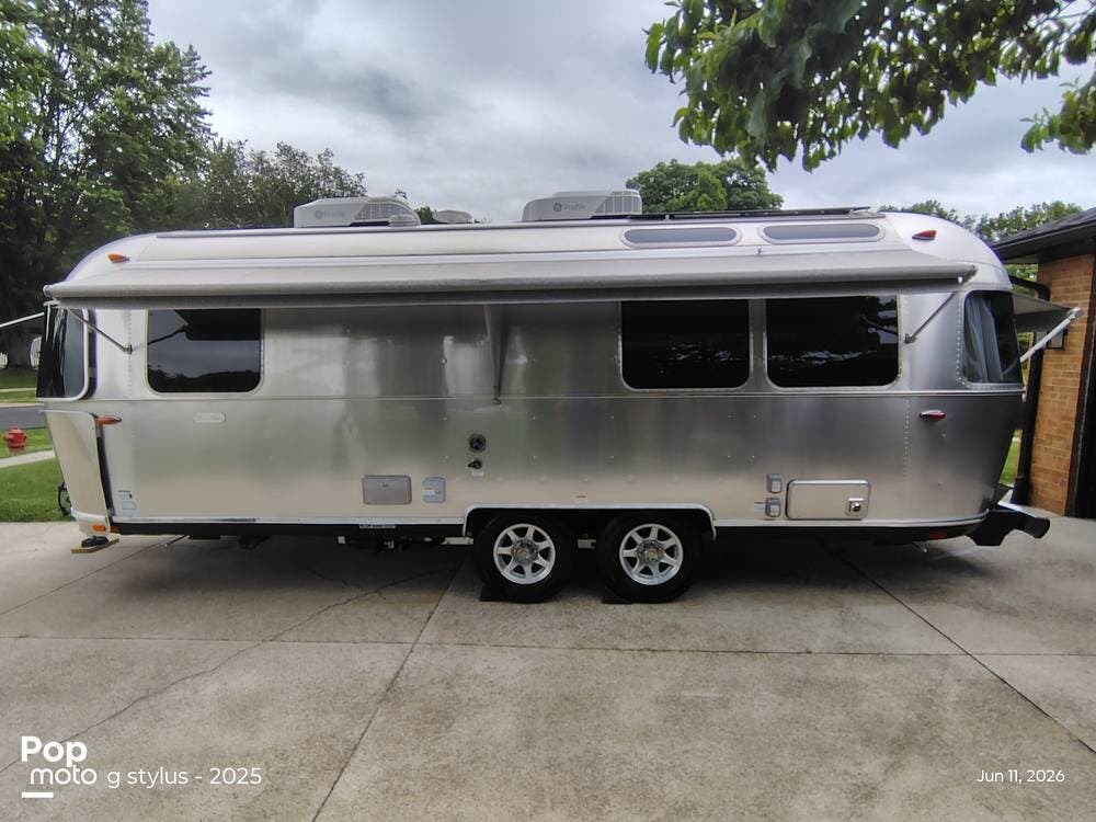 2024 Airstream Flying Cloud 25FB - Used Travel Trailer For Sale by Pop RVs in Saint Joseph, Michigan features Awning, Air Conditioning