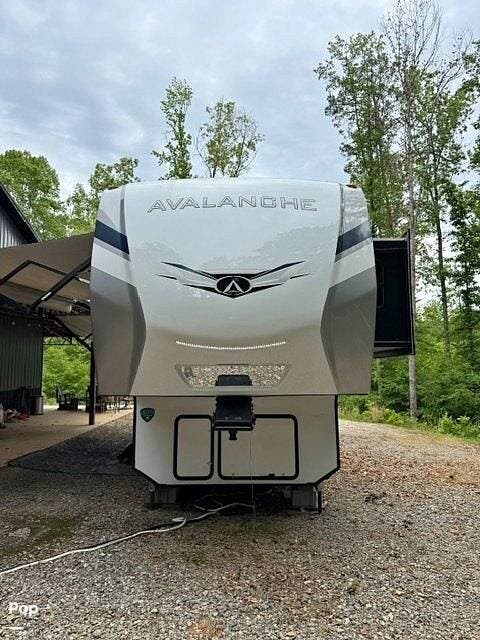 2023 Keystone Avalanche 390DS - Used Fifth Wheel For Sale by Pop RVs in Iron Station, North Carolina features Slideout