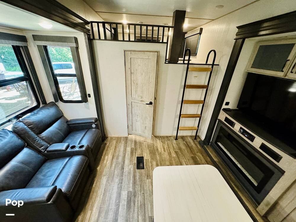 2023 Keystone Avalanche 390DS - Used Fifth Wheel For Sale by Pop RVs in Iron Station, North Carolina features Air Conditioning, Awning, Slideout, Leveling Jacks