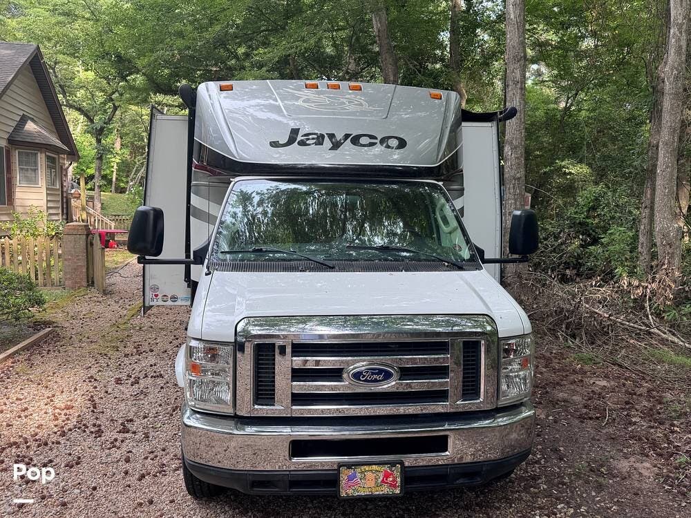 2014 Jayco Melbourne 29D - Used Class C For Sale by Pop RVs in Southern Shores, North Carolina features Slideout, Generator, Leveling Jacks, Awning, Air Conditioning